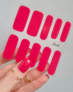 Sheesh Nails – Very Berry – leuchtend pinke Nagelfolien mit intensivem Glanz und kräftigem Farbton für einen modernen, auffälligen Look. Perfekte Passform und langlebiges Finish für gepflegte Nägel mit sommerlicher Frische und selbstbewusster Ausstrahlung.