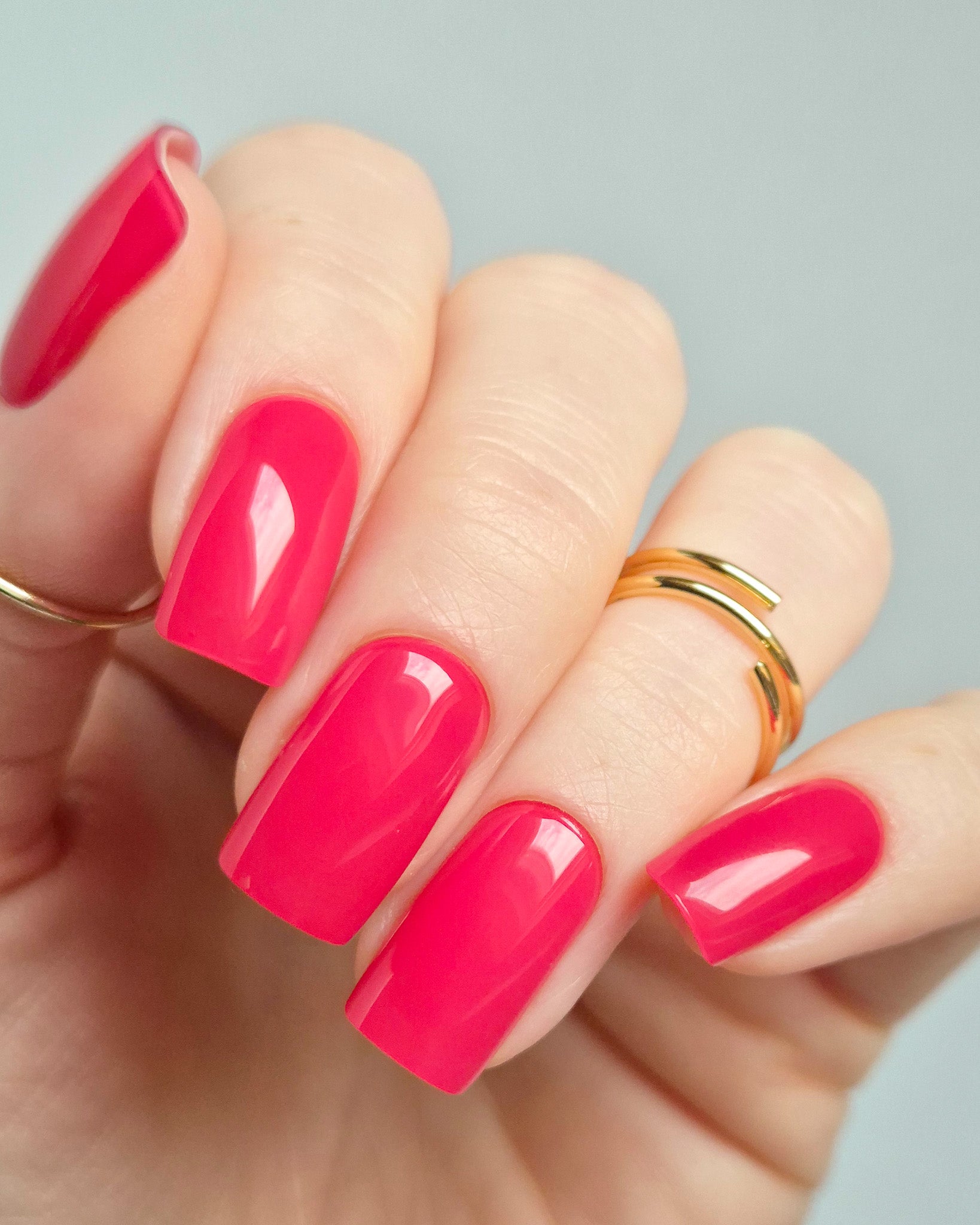 Sheesh Nails – Very Berry – leuchtend pinke Nagelfolien mit intensivem Glanz und kräftigem Farbton für einen modernen, auffälligen Look. Perfekte Passform und langlebiges Finish für gepflegte Nägel mit sommerlicher Frische und selbstbewusster Ausstrahlung.