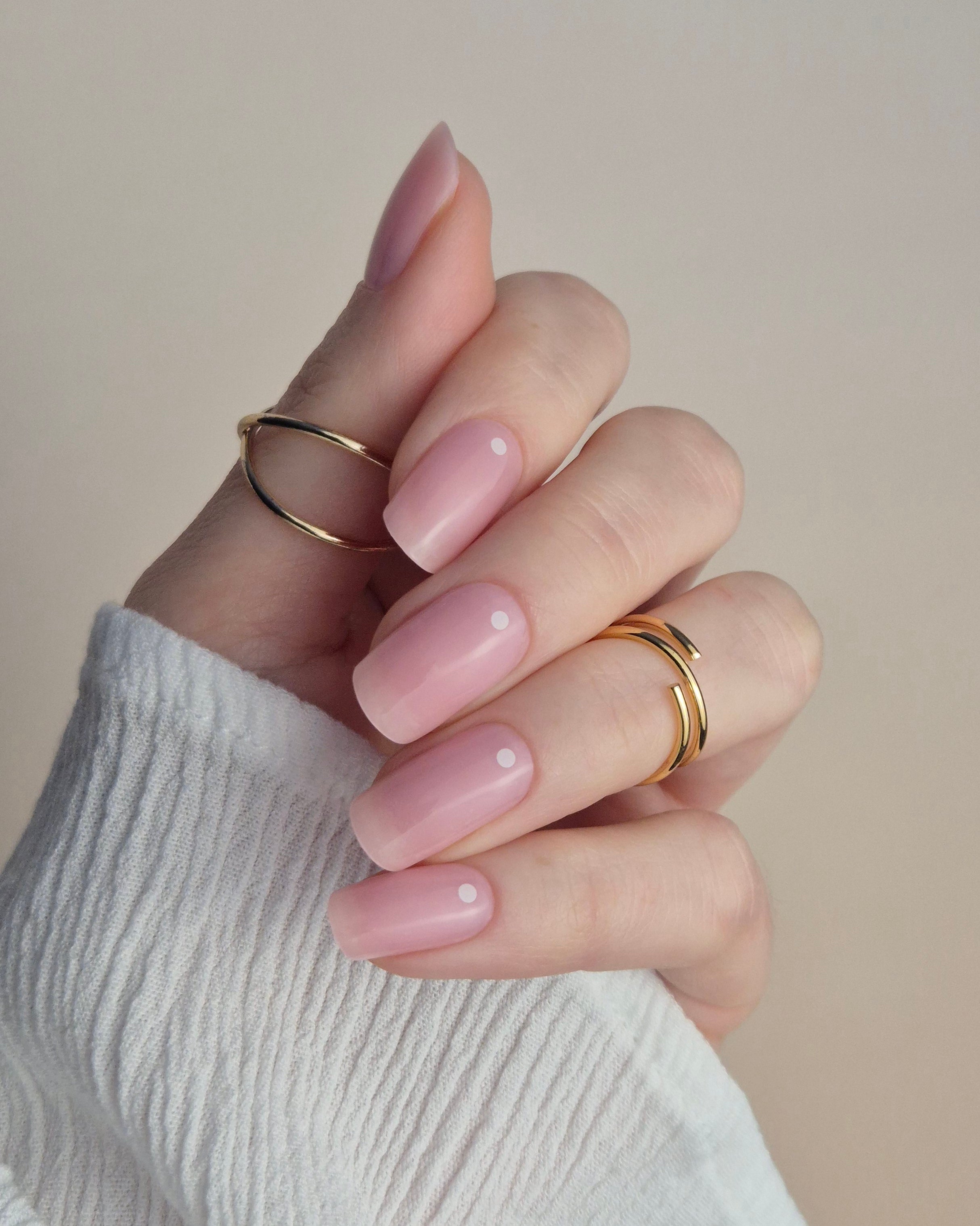 UV Nagelfolien in zartem Rosé mit weißem Punkt, minimalistisches Nageldesign für natürliche, elegante Nägel