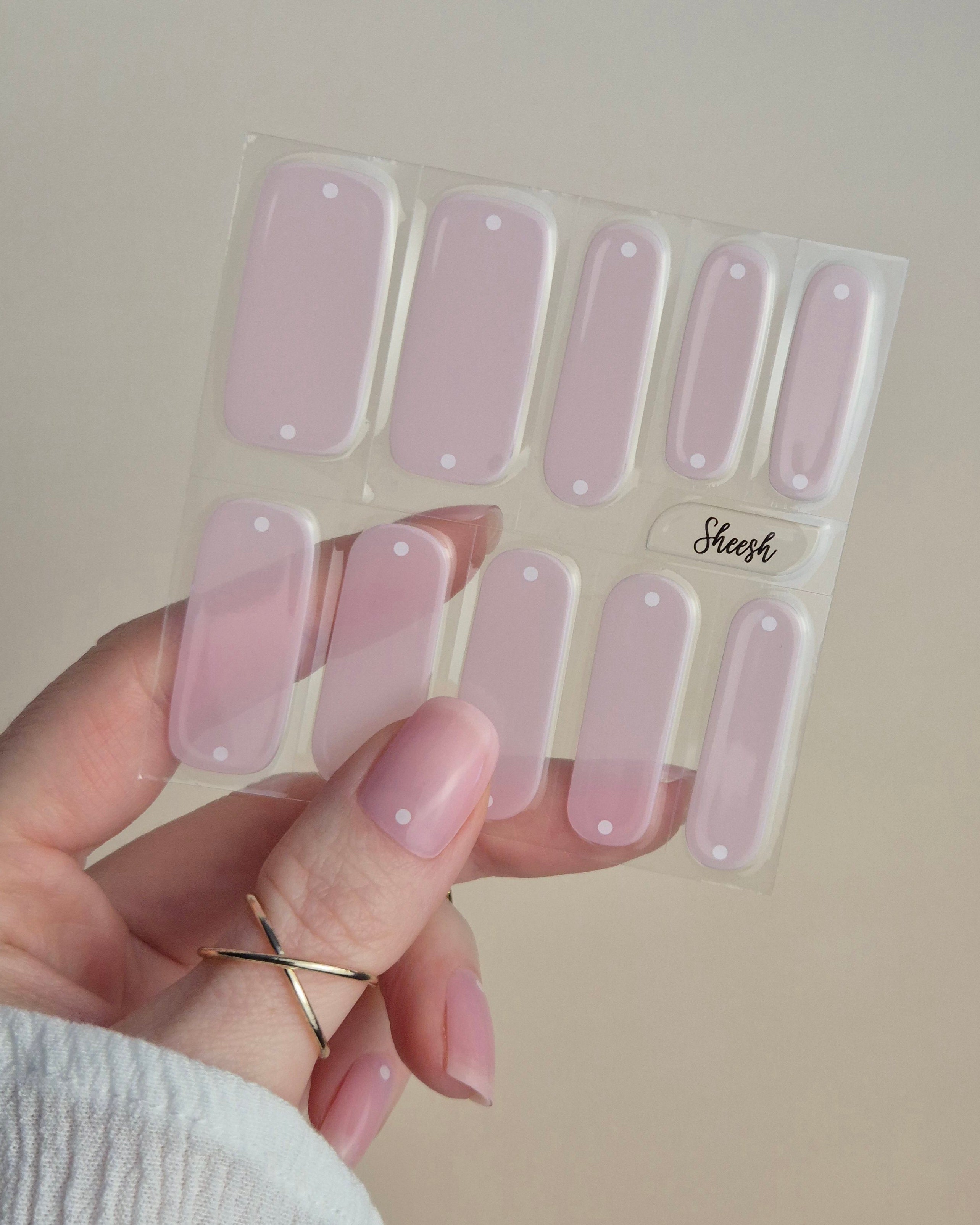 SHEESH White Dots Nagelfolie, transparente roséfarbene Nägel mit dezentem Punkt Design und glänzendem Finish
