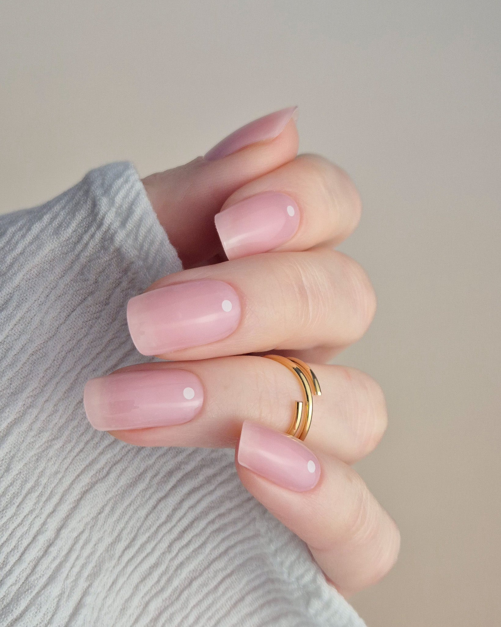 White Dots – UV-Nagelfolien in zartem Rosé mit Punk