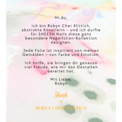 SHEESH Nagelfolie Arty, entworfen in Kooperation mit der abstrakten Künstlerin Robyn Cher Klittich. Die Nägel zeigen ein farbenfrohes, künstlerisches Design in Rosa-, Gelb-, Grün- und Blautönen. Inspiriert von moderner Malerei vereint Arty Farbe, Emotion und Kreativität – eine Limited Edition für alle, die Nail Art lieben.
