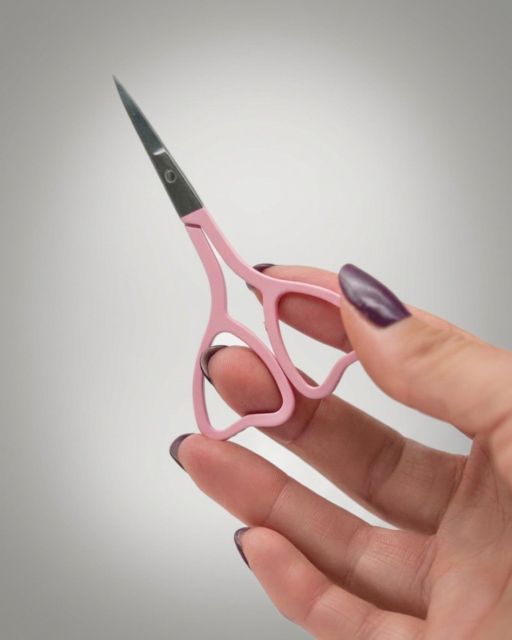 Feine Sheesh Nails Nagelschere in elegantem Rosa mit ergonomisch geformten Griffen in Herzform. Ideal zum präzisen Kürzen von Nagelfolien, Cuticles und Feinarbeiten bei Maniküre und Pediküre. Die handliche Schere überzeugt durch hochwertige Verarbeitung, präzise Schneiden und ein modernes Beauty-Design – perfekt für den professionellen oder privaten Gebrauch.