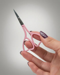 Feine Sheesh Nails Nagelschere in elegantem Rosa mit ergonomisch geformten Griffen in Herzform. Ideal zum präzisen Kürzen von Nagelfolien, Cuticles und Feinarbeiten bei Maniküre und Pediküre. Die handliche Schere überzeugt durch hochwertige Verarbeitung, präzise Schneiden und ein modernes Beauty-Design – perfekt für den professionellen oder privaten Gebrauch.