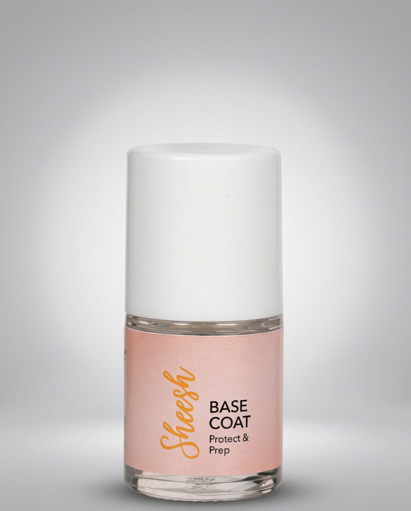 SHEESH Nails – Base Coat, Bild 01: Protect & Prep in roséfarbener Flasche vor hellem Studiohintergrund.