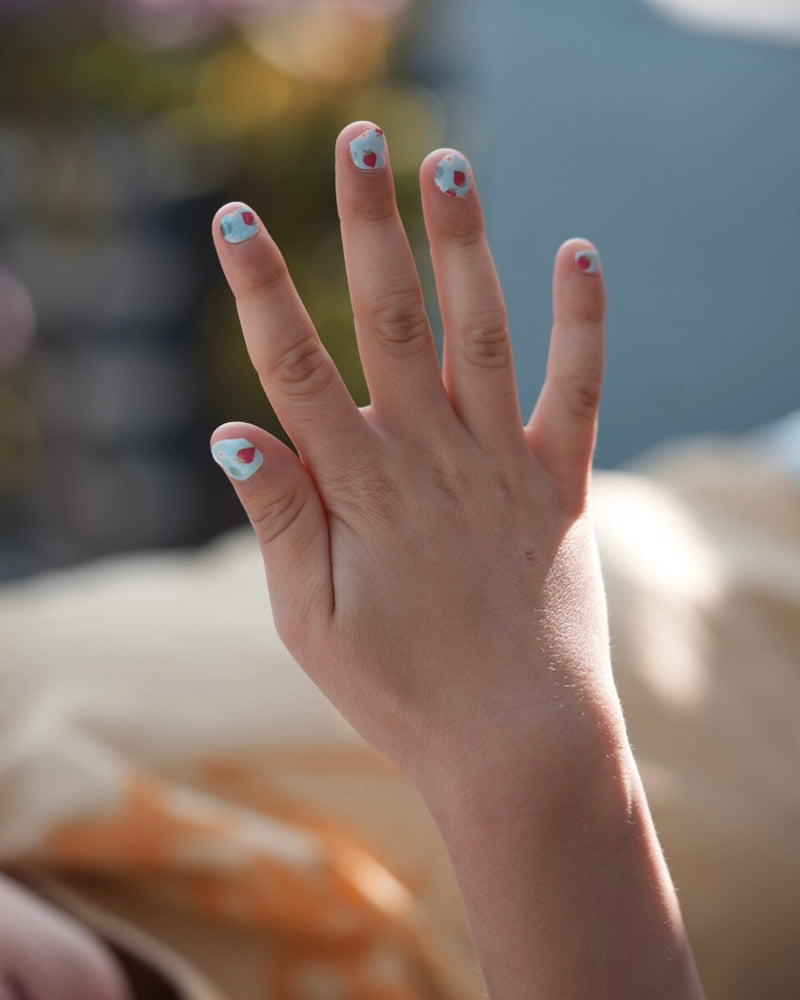 SHEESH Nails – Süßes Früchtchen | Kinder-Nagelfolien, Bild 02: Nahaufnahme einer Kinderhand mit den Kinder-Nagelfolien „Süßes Früchtchen“.