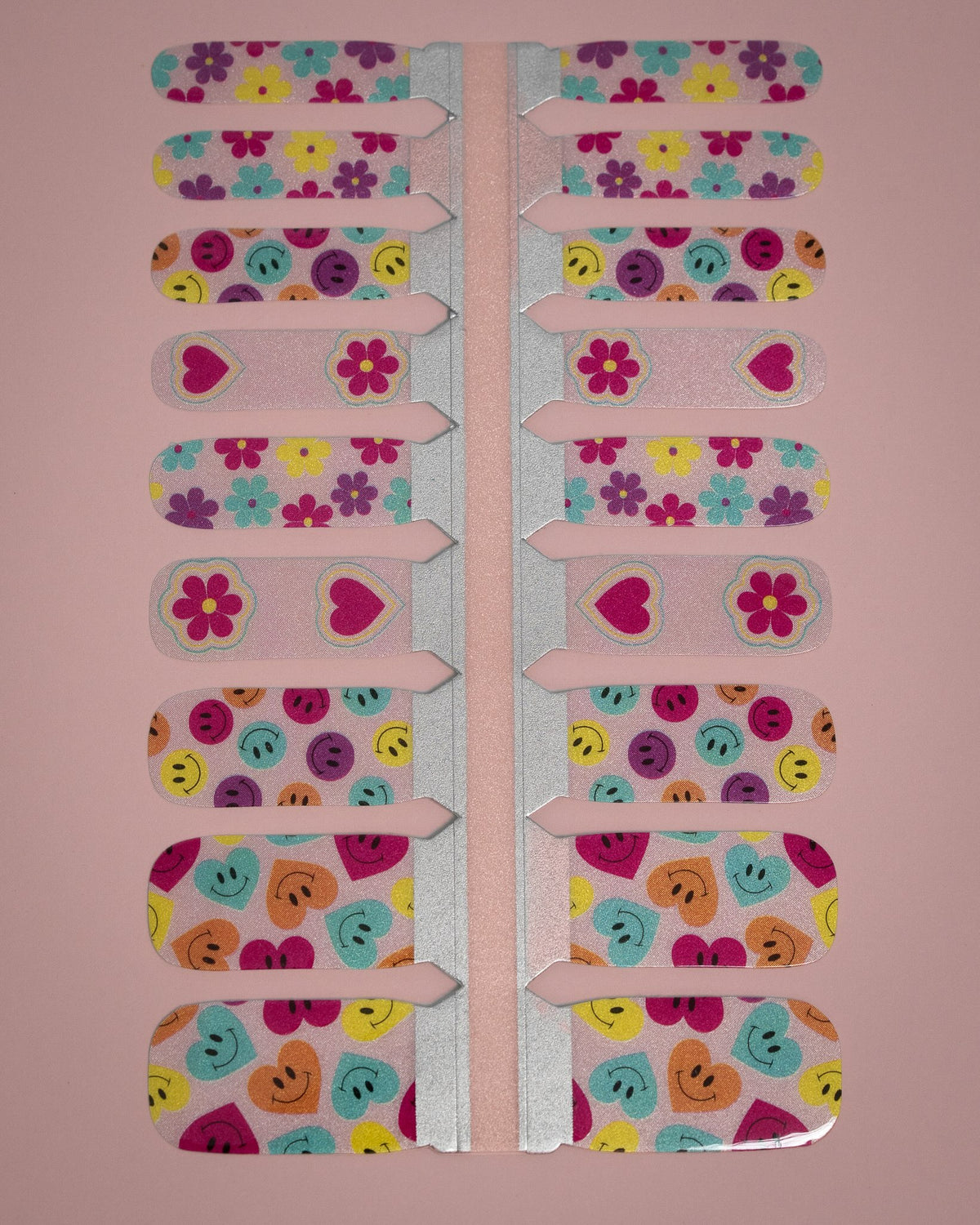 SHEESH Nails – Big Smile, Bild 05: Kinder-Nagelfolie Big Smile mit farbenfrohen Blumen-, Herz- und Smiley-Designs in geöffneter Folienverpackung.