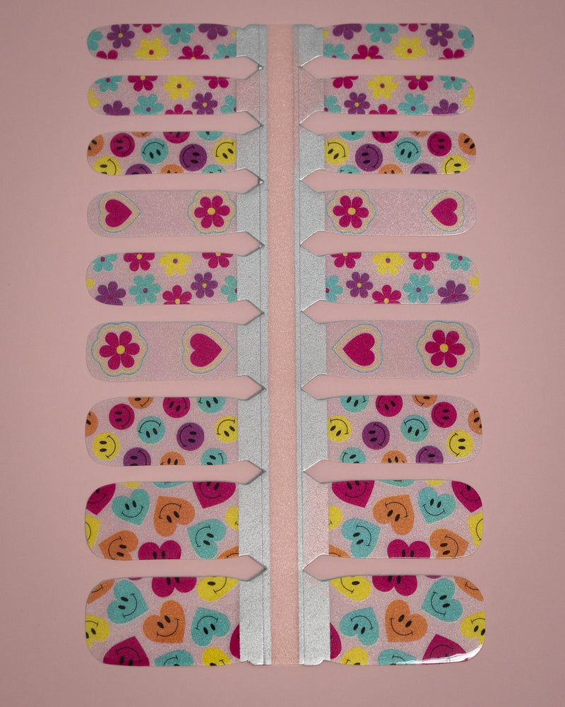 SHEESH Nails – Big Smile, Bild 05: Kinder-Nagelfolie Big Smile mit farbenfrohen Blumen-, Herz- und Smiley-Designs in geöffneter Folienverpackung.