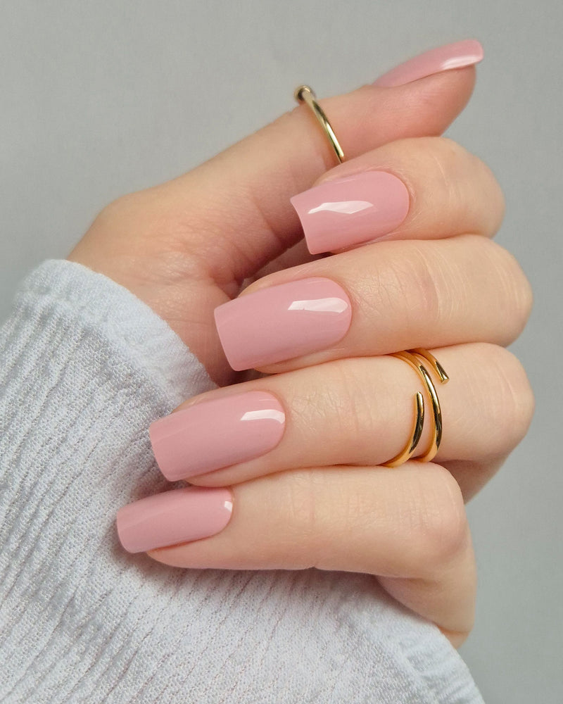 SHEESH Nails – Bubblegum – UV-Nagelfolien in sattem Rosa, Bild 03: Bubblegum – zart rosafarbene Nagelfolien mit hochglänzendem Finish für feminine, gepflegte….