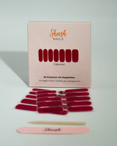 SHEESH Nails – Cabernet – UV-Nagelfolien in tiefem Weinrot, Bild 04: Produktfoto der UV-Nagelfolien „Cabernet“.