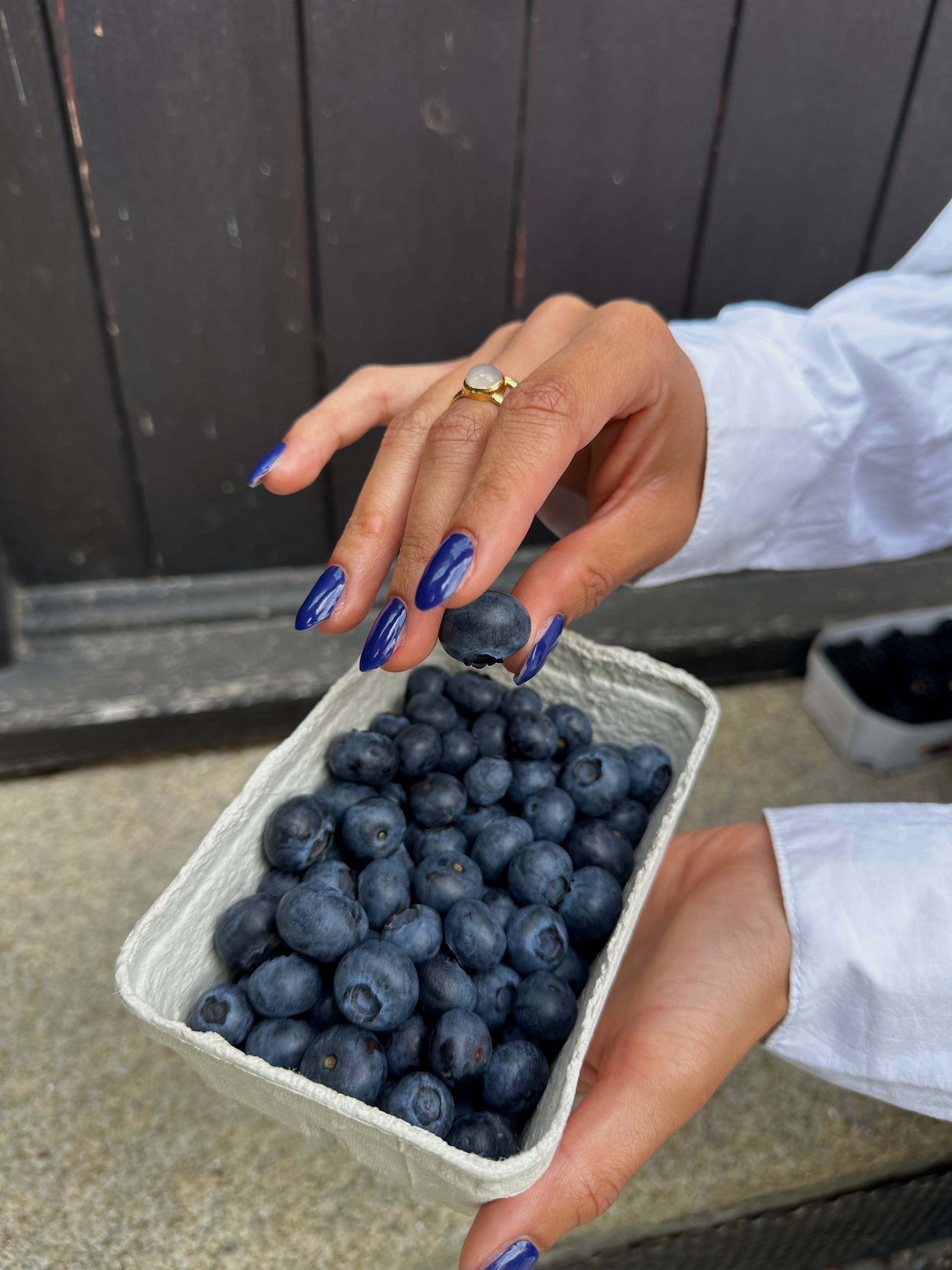 SHEESH Nails – Deep Dive – UV-Nagelfolien in intensivem Dunkelblau, Bild 05: Produktansicht.