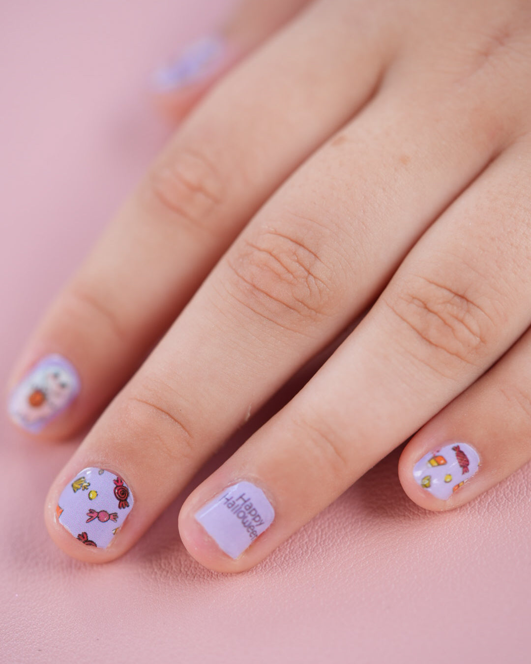 SHEESH Nails – Halloween | Kinder-Nagelfolien, Bild 02: Kinder-Nagelfolien – lila Halloween-Nagelfolien auf Kinderhand, selbstklebend und ohne UV-Lampe….