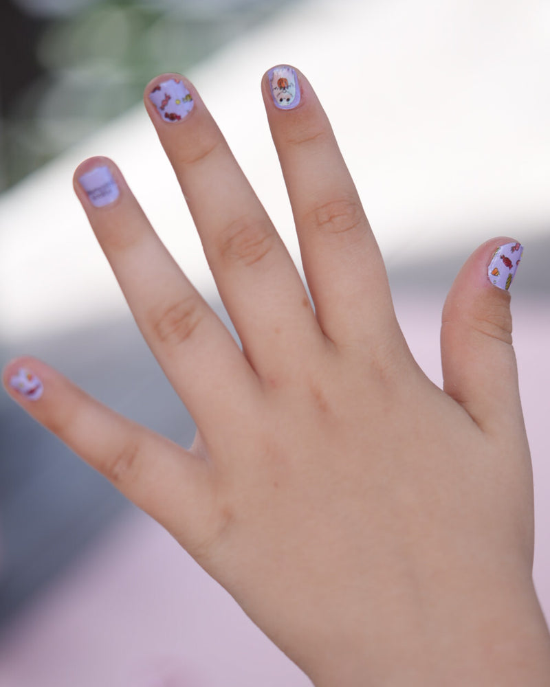 SHEESH Nails – Halloween | Kinder-Nagelfolien, Bild 05: Kinder-Nagelfolien – lila Nagelfolien mit Halloween-Motiven auf Kinderhand, selbstklebend und leicht….