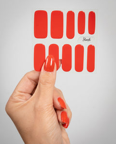 SHEESH Nails – Hot Summer ist deine UV-Nagelfolie in einem intensiven, leuchtenden Sommerrot, Bild 01: Produktansicht.