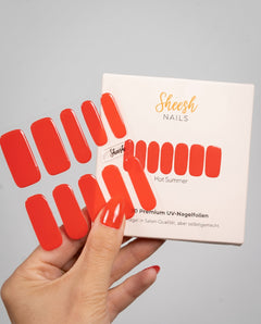 SHEESH Nails – Hot Summer ist deine UV-Nagelfolie in einem intensiven, leuchtenden Sommerrot, Bild 04: Produktansicht.