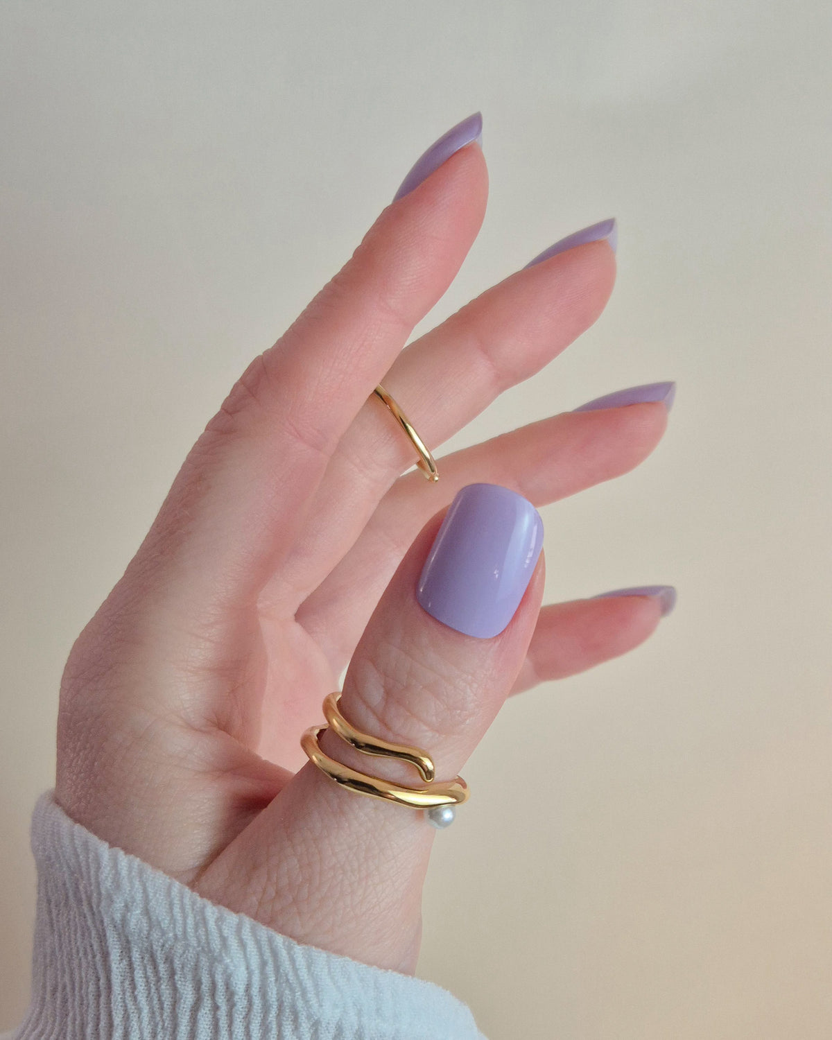 SHEESH Nails – Ice Cream Truck – UV Nagelfolie in hellem Pastelllila, Bild 03: Helles Pastellflieder auf mittellangen eckigen Nägeln mit glänzendem….