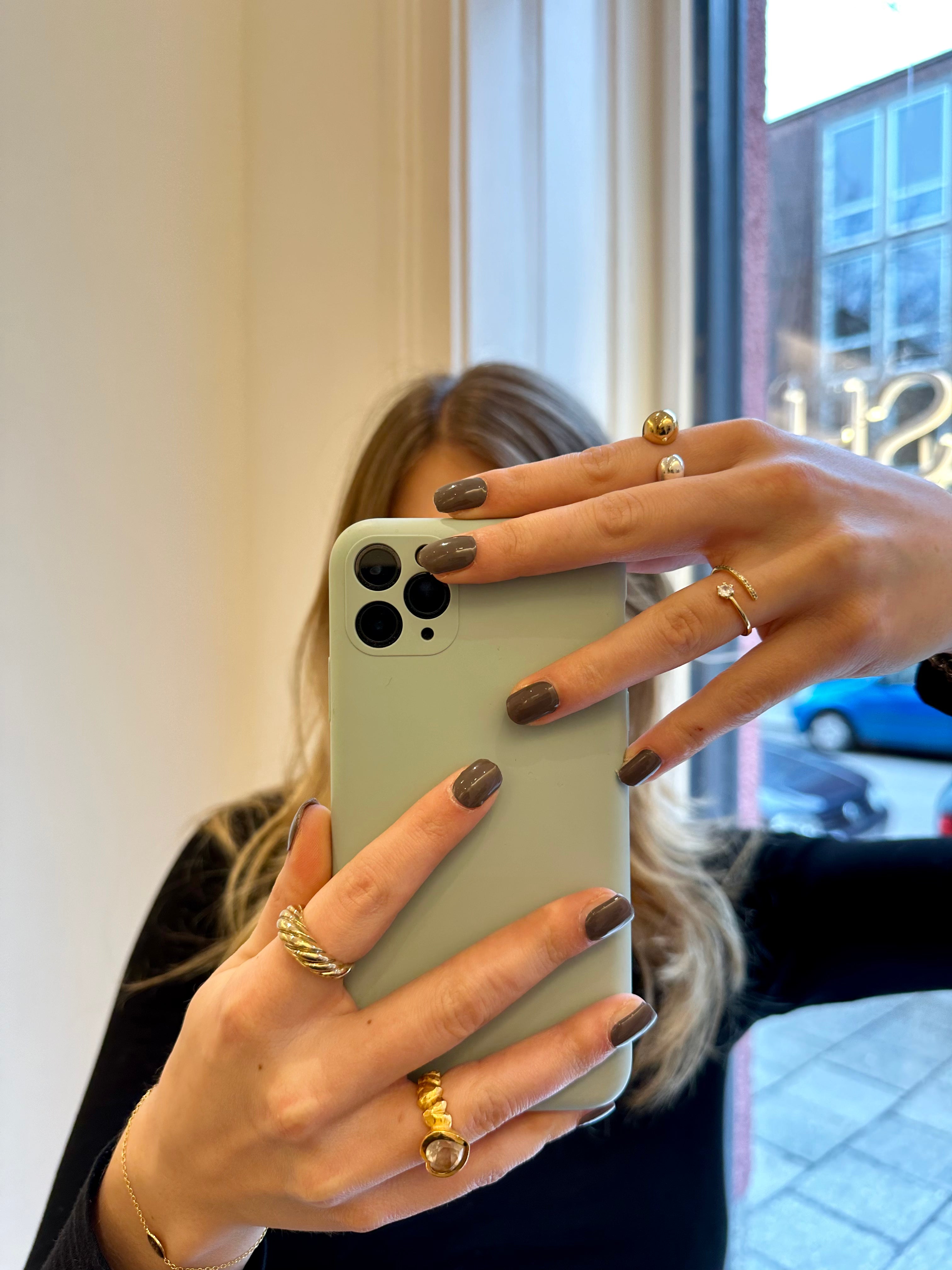 SHEESH Nails – Moccachino – UV-Nagelfolien in edlem Grau-Braun, Bild 05: Produktansicht.
