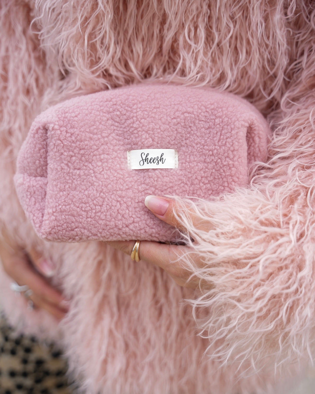 SHEESH Nails – Nagelfolien Mini-Starter-Set, Bild 02: Unsere flauschige rosa Teddytasche.Das Weihnachtsgeschenke-Set von ist ideal als Beauty-Geschenk für….