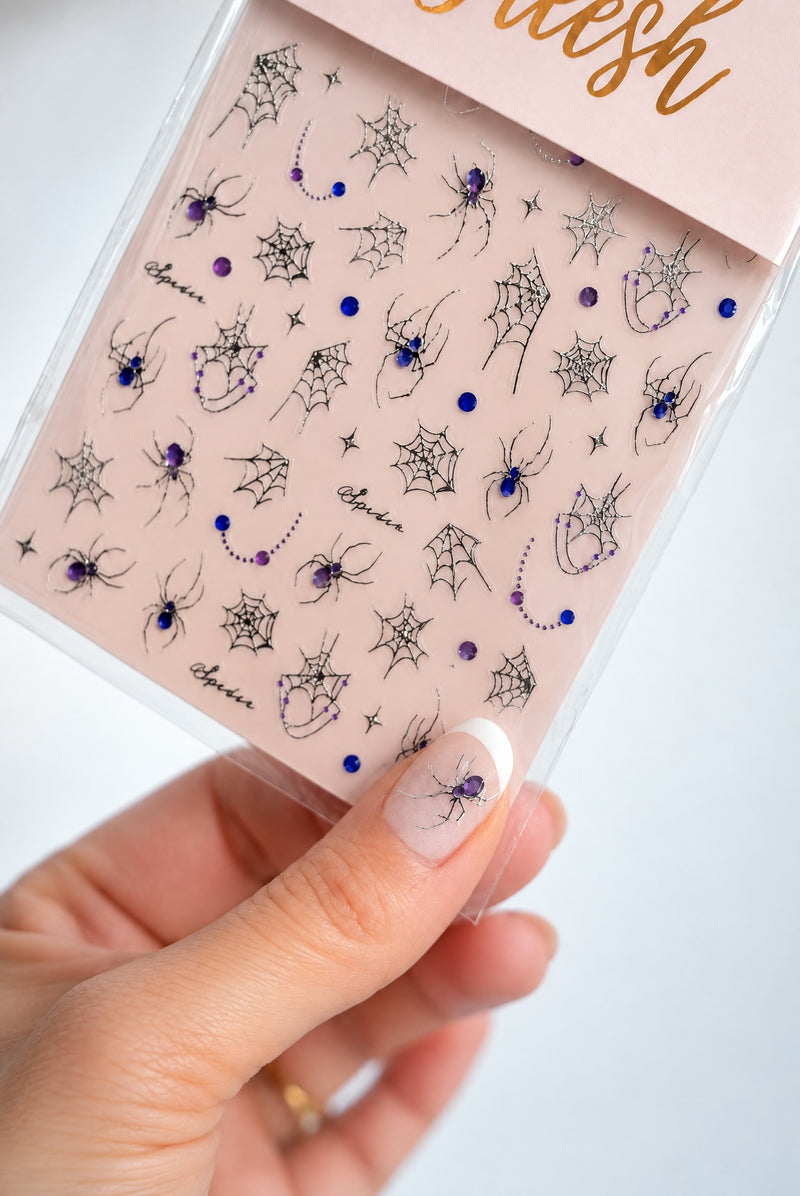 SHEESH Nails – Nail Sticker Halloween, Bild 02: Anwendungsbeispiel auf den Nägeln.