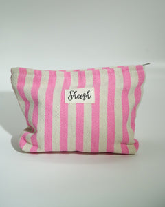 Produktfoto der Sheesh Beauty Bag in Rosa und Weiß. Die gestreifte Kosmetiktasche besteht aus robustem Stoff und trägt das Sheesh-Logo auf der Vorderseite. Ideal zur Aufbewahrung von Nagelfolien, Tools oder Beauty-Produkten – praktisch, stylisch und wiederverwendbar.