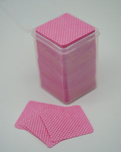 Produktaufnahme der Sheesh Nails Fussel- und staubfreien Zellstoff-Pads in zartem Rosa. Die Pads sind ordentlich in einer transparenten Box gestapelt und zeigen ihre fein strukturierte Oberfläche. Sie eignen sich ideal zur gründlichen Reinigung und Vorbereitung der Nägel vor dem Auftragen der UV-Nagelfolien. Das hochwertige, fusselfreie Zellstoffmaterial sorgt für eine hygienische Anwendung und ein perfektes, professionelles Ergebnis bei jeder Maniküre oder Pediküre.