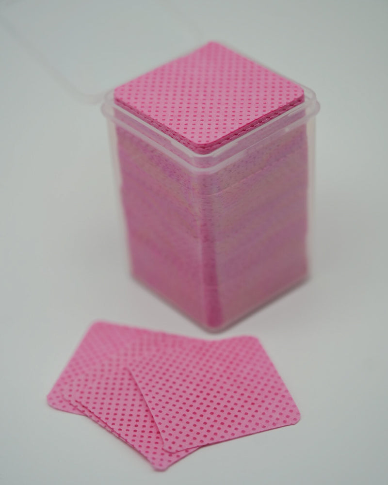 Produktaufnahme der Sheesh Nails Fussel- und staubfreien Zellstoff-Pads in zartem Rosa. Die Pads sind ordentlich in einer transparenten Box gestapelt und zeigen ihre fein strukturierte Oberfläche. Sie eignen sich ideal zur gründlichen Reinigung und Vorbereitung der Nägel vor dem Auftragen der UV-Nagelfolien. Das hochwertige, fusselfreie Zellstoffmaterial sorgt für eine hygienische Anwendung und ein perfektes, professionelles Ergebnis bei jeder Maniküre oder Pediküre.