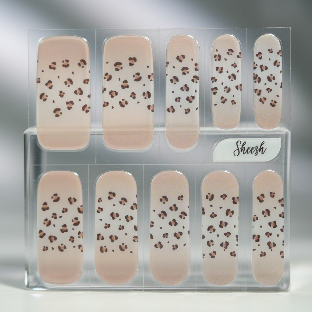 Set der Sheesh Nails UV-Nagelfolie Half Life. Die Folien zeigen ein transparentes Design mit dezentem Leopardenmuster in Braun- und Beigetönen auf zartem Nude-Hintergrund. Der Look ist elegant, modern und zugleich auffällig – perfekt für trendige Animal-Print-Maniküren mit stilvollem Finish.