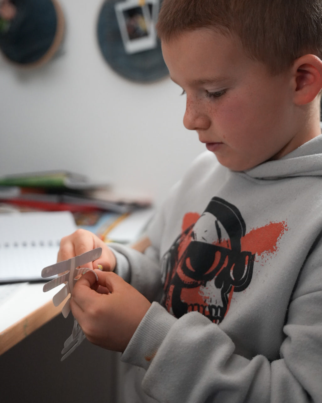 Nahaufnahme einer Kinderhand mit den Sheesh Nails Kinder-Nagelfolien „Einhorn“. Die selbstklebenden Sticker zeigen fröhliche Einhorn-Motive auf pastellfarbenem Hintergrund mit Regenbögen und Sternen. Das deckende Finish sorgt für einen bunten, verspielten Look. Hautfreundlich, ungiftig und leicht aufzubringen – ideal für kreative Kinder-Maniküren mit Magie und Fantasie.