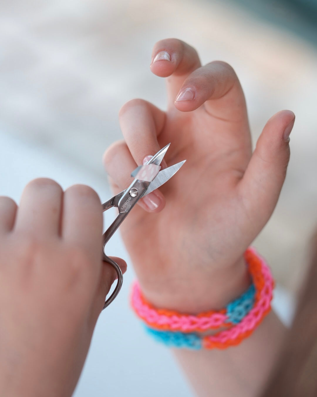 Nahaufnahme einer Kinderhand mit den Sheesh Nails Kinder-Nagelfolien „Happy“. Die bunten, selbstklebenden Sticker zeigen fröhliche Muster in Regenbogenfarben, Herzen und Punkten – perfekt für kleine Nail-Artists, die Spaß an Farbe und Kreativität haben. Die Sticker sind deckend, leicht aufzubringen und rückstandsfrei wieder zu entfernen – ganz ohne UV-Lampe. Hautfreundlich, ungiftig und ideal für kreative Kinder-Maniküren voller Freude und Fantasie.