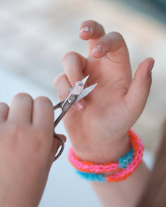Nahaufnahme einer Kinderhand mit den Sheesh Nails Kinder-Nagelfolien „Happy“. Die bunten, selbstklebenden Sticker zeigen fröhliche Muster in Regenbogenfarben, Herzen und Punkten – perfekt für kleine Nail-Artists, die Spaß an Farbe und Kreativität haben. Die Sticker sind deckend, leicht aufzubringen und rückstandsfrei wieder zu entfernen – ganz ohne UV-Lampe. Hautfreundlich, ungiftig und ideal für kreative Kinder-Maniküren voller Freude und Fantasie.