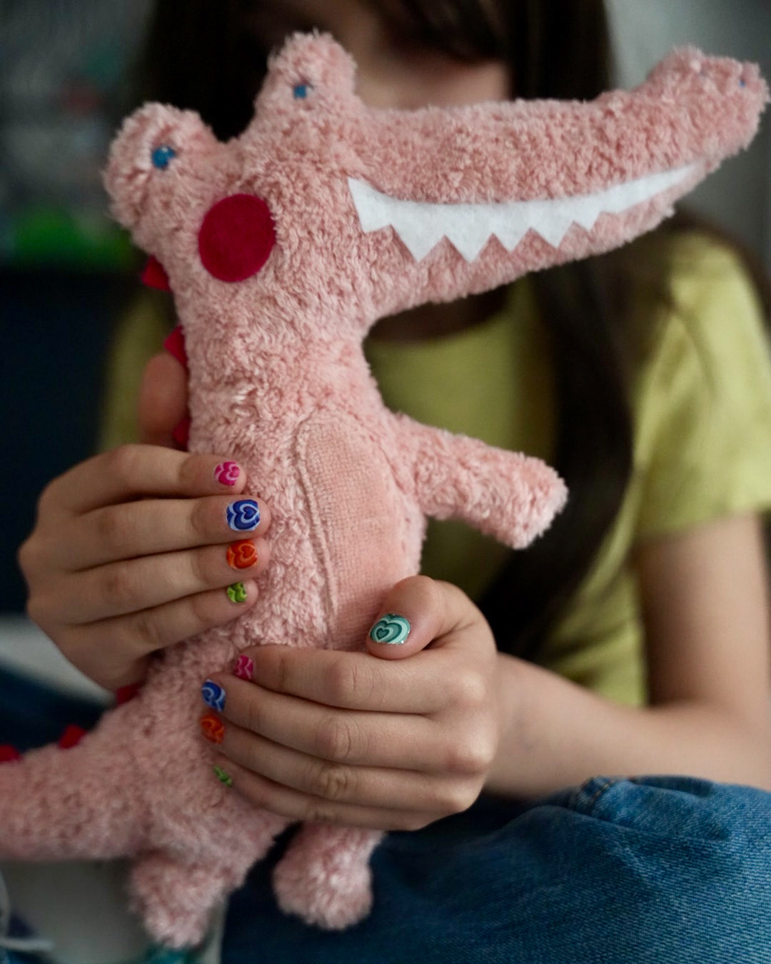 Nahaufnahme eines Kindes mit Sheesh Nails Kinder-Nagelfolien „Herzi“. Die selbstklebenden Sticker zeigen bunte Herzmotive auf farbenfrohem Hintergrund. Das Design wirkt verspielt und kindgerecht. Die Folien sind hautfreundlich, ungiftig und leicht anzubringen – ideal für kreative Kinder-Maniküren mit Liebe zum Detail.