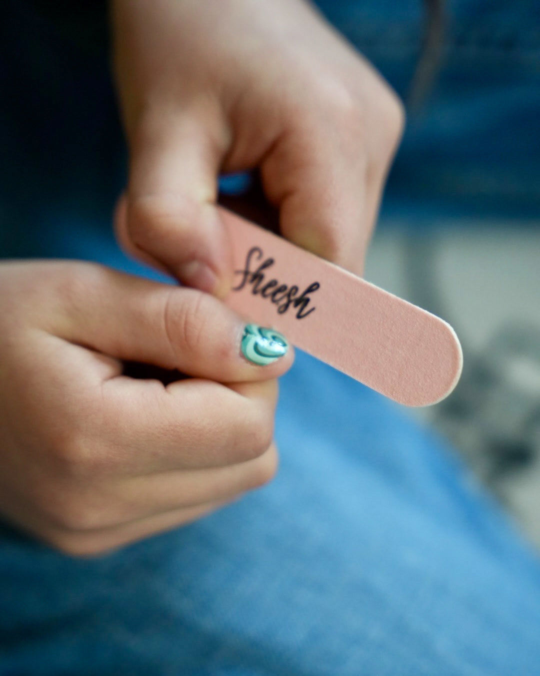 Nahaufnahme eines Kindes mit Sheesh Nails Kinder-Nagelfolien „Herzi“. Die selbstklebenden Sticker zeigen bunte Herzmotive auf farbenfrohem Hintergrund. Das Design wirkt verspielt und kindgerecht. Die Folien sind hautfreundlich, ungiftig und leicht anzubringen – ideal für kreative Kinder-Maniküren mit Liebe zum Detail.