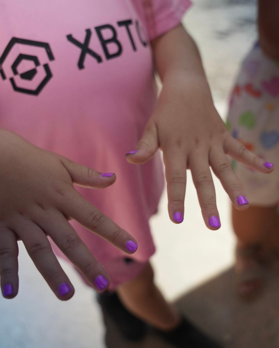 Sheesh Nails Kinder-Nagelfolien „Lila Laune“ bringen gute Stimmung auf kleine Nägel – mit transparentem Sticker-Finish und kräftigem Violettton. Die selbstklebenden Kinderfolien lassen sich einfach aufkleben und rückstandsfrei wieder ablösen, ganz ohne UV-Lampe oder Hilfsmittel. Das transparente Design sorgt für einen fröhlichen, kreativen Look, bei dem die eigene Nagelfarbe leicht durchscheint. Sicher, ungiftig und ideal für kleine Nail-Fans, die Farbe lieben und Spaß am kreativen Styling haben.