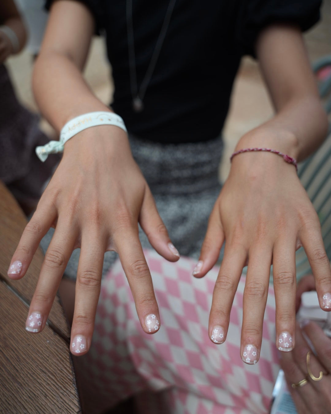 Sheesh Nails Kinder-Nagelfolien „Lilly“ verzaubern mit zartrosa Design und kleinen weißen Blüten-Details. Die selbstklebenden UV-Folien lassen sich einfach auftragen und sitzen sicher auf kleinen Nägeln – perfekt für kreative Kinder-Maniküren voller Spaß und Stil. Das verspielte, florale Muster sorgt für einen niedlichen Look, der kindgerecht, hautfreundlich und frei von schädlichen Inhaltsstoffen ist.
