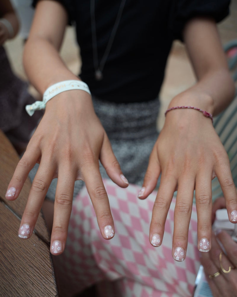 Sheesh Nails Kinder-Nagelfolien „Lilly“ verzaubern mit zartrosa Design und kleinen weißen Blüten-Details. Die selbstklebenden UV-Folien lassen sich einfach auftragen und sitzen sicher auf kleinen Nägeln – perfekt für kreative Kinder-Maniküren voller Spaß und Stil. Das verspielte, florale Muster sorgt für einen niedlichen Look, der kindgerecht, hautfreundlich und frei von schädlichen Inhaltsstoffen ist.
