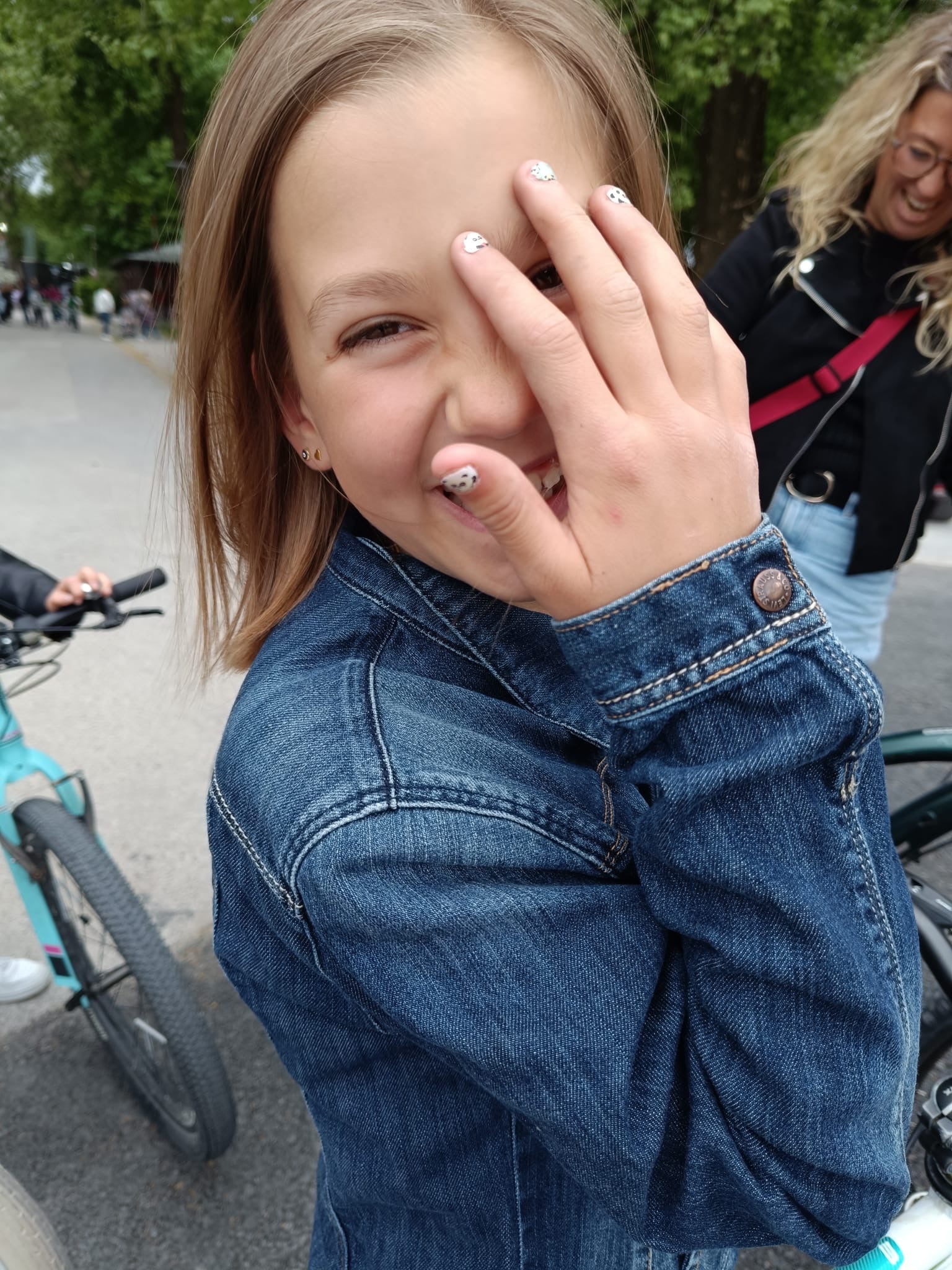 Nahaufnahme eines Kindes mit Sheesh Nails Kinder-Nagelfolien „Panda“. Die selbstklebenden Sticker zeigen ein verspieltes Schwarz-Weiß-Design mit kleinen Panda-Motiven. Das deckende Finish sorgt für einen klaren, kontrastreichen Look, der Kinderhände charmant betont. Die Folien sind leicht anzubringen, hautfreundlich, ungiftig und lassen sich rückstandsfrei wieder entfernen – ideal für kreative Kinder-Maniküren mit Spaß und Tiermotiven.