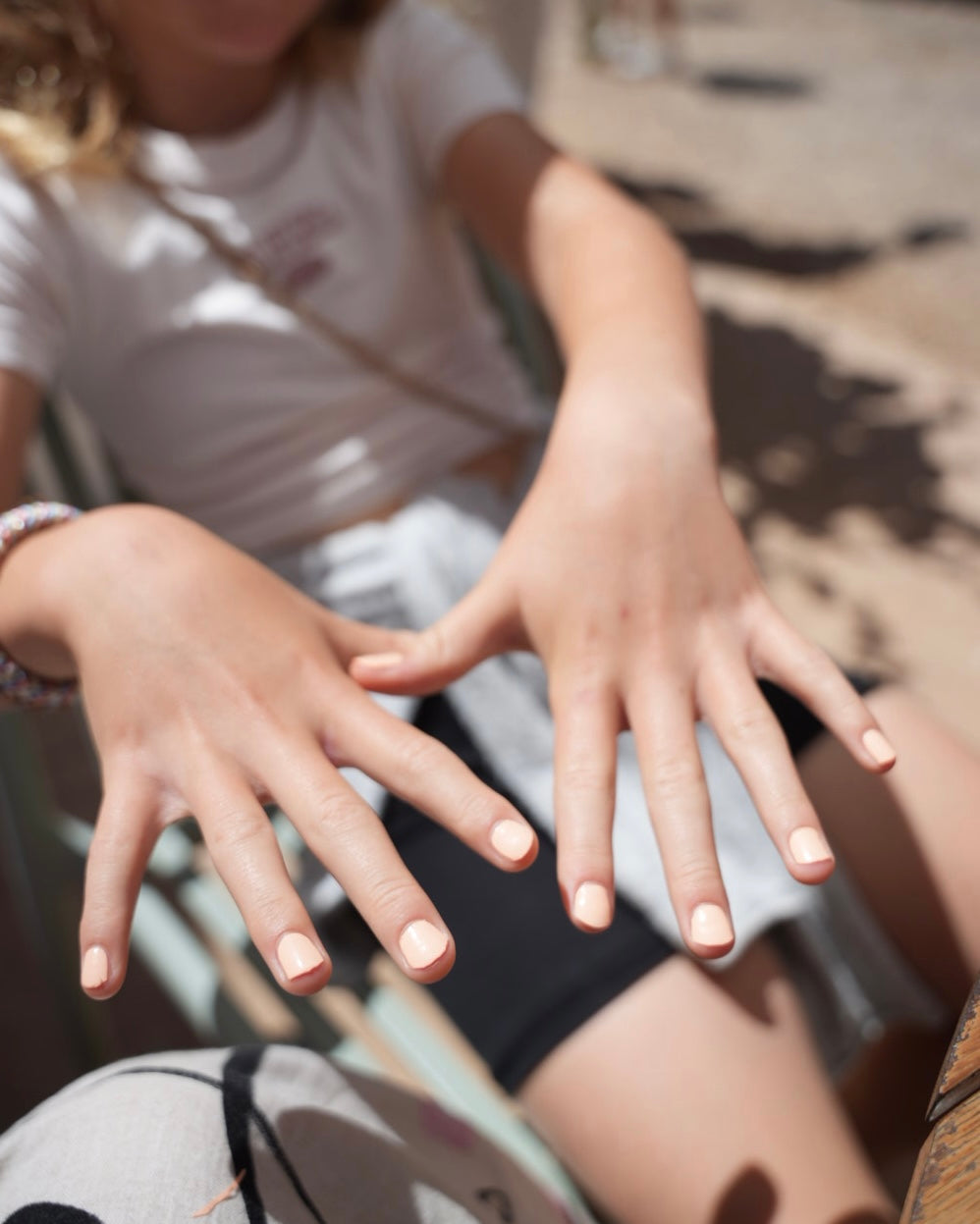 Sheesh Nails Kinder-Nagelfolien „Peach“ bringen zarte Pfirsichfarben auf kleine Nägel – mit transparentem Sticker-Finish und leicht glänzendem Look. Die kinderfreundlichen Sticker lassen sich einfach aufkleben und rückstandsfrei wieder entfernen – ganz ohne UV-Lampe oder Hilfsmittel. Das transparente Design lässt die natürliche Nagelfarbe sanft durchscheinen und sorgt für einen frischen, verspielten Look. Hautfreundlich, ungiftig und perfekt für kreative Kinder-Maniküren mit Stil und Sicherheit.