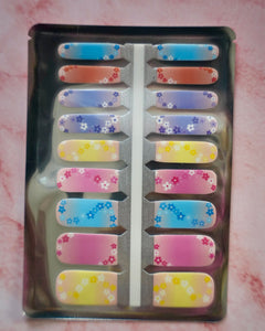 SHEESH Nails Nagelfolien Rainbow Blossom mit bunten Blumen in Pastellfarben – fröhliches Nageldesign für Kinder mit Regenbogen- und Blütenmuster.