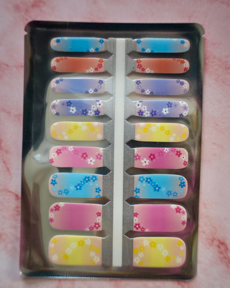 SHEESH Nails Nagelfolien Rainbow Blossom mit bunten Blumen in Pastellfarben – fröhliches Nageldesign für Kinder mit Regenbogen- und Blütenmuster.