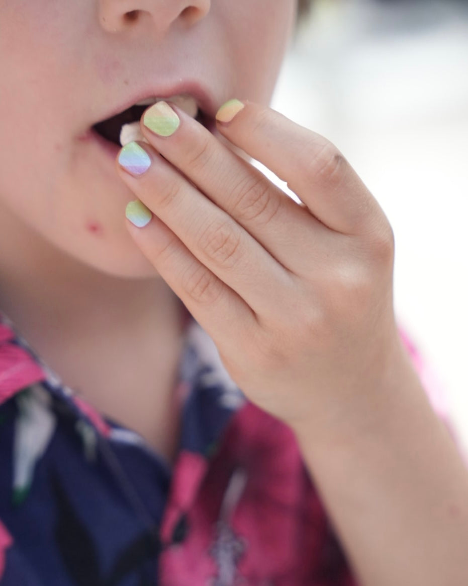 Sheesh Nails Kinder-Nagelfolien „Rainbow“ bringen Farbe auf kleine Nägel – mit transparentem Sticker-Finish und schimmernden Pastellfarben in sanften Regenbogen-Tönen. Die kinderfreundlichen Folien lassen sich wie Sticker einfach aufkleben und wieder ablösen – ganz ohne UV-Lampe. Das transparente Design sorgt für einen natürlichen, verspielten Look, der die eigene Nagelfarbe leicht durchscheinen lässt. Sicher, ungiftig und ideal für kreative kleine Nail-Fans.