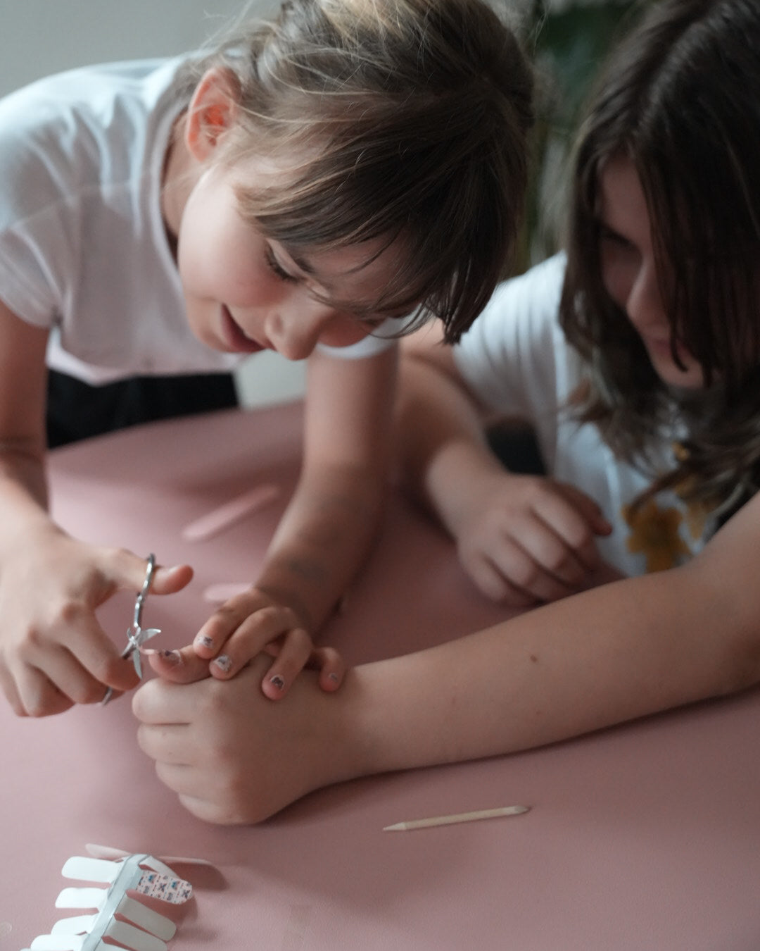 Nahaufnahme einer Kinderhand mit den Sheesh Nails Kinder-Nagelfolien „Schmetterling“. Die selbstklebenden Sticker zeigen ein verspieltes Design mit bunten Schmetterlingen auf rosafarbenem Hintergrund. Das deckende Finish sorgt für einen fröhlichen, kindgerechten Look. Hautfreundlich, ungiftig und leicht anzubringen – ideal für kreative Kinder-Maniküren voller Farbe und Fantasie.