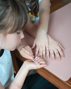 Nahaufnahme einer Kinderhand mit den Sheesh Nails Kinder-Nagelfolien „Schmetterling“. Die selbstklebenden Sticker zeigen ein verspieltes Design mit bunten Schmetterlingen auf rosafarbenem Hintergrund. Das deckende Finish sorgt für einen fröhlichen, kindgerechten Look. Hautfreundlich, ungiftig und leicht anzubringen – ideal für kreative Kinder-Maniküren voller Farbe und Fantasie.