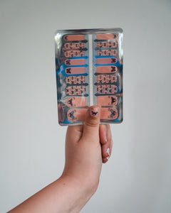 Nahaufnahme einer Kinderhand mit den Sheesh Nails Kinder-Nagelfolien „Schmetterling“. Die selbstklebenden Sticker zeigen ein verspieltes Design mit bunten Schmetterlingen auf rosafarbenem Hintergrund. Das deckende Finish sorgt für einen fröhlichen, kindgerechten Look. Hautfreundlich, ungiftig und leicht anzubringen – ideal für kreative Kinder-Maniküren voller Farbe und Fantasie.