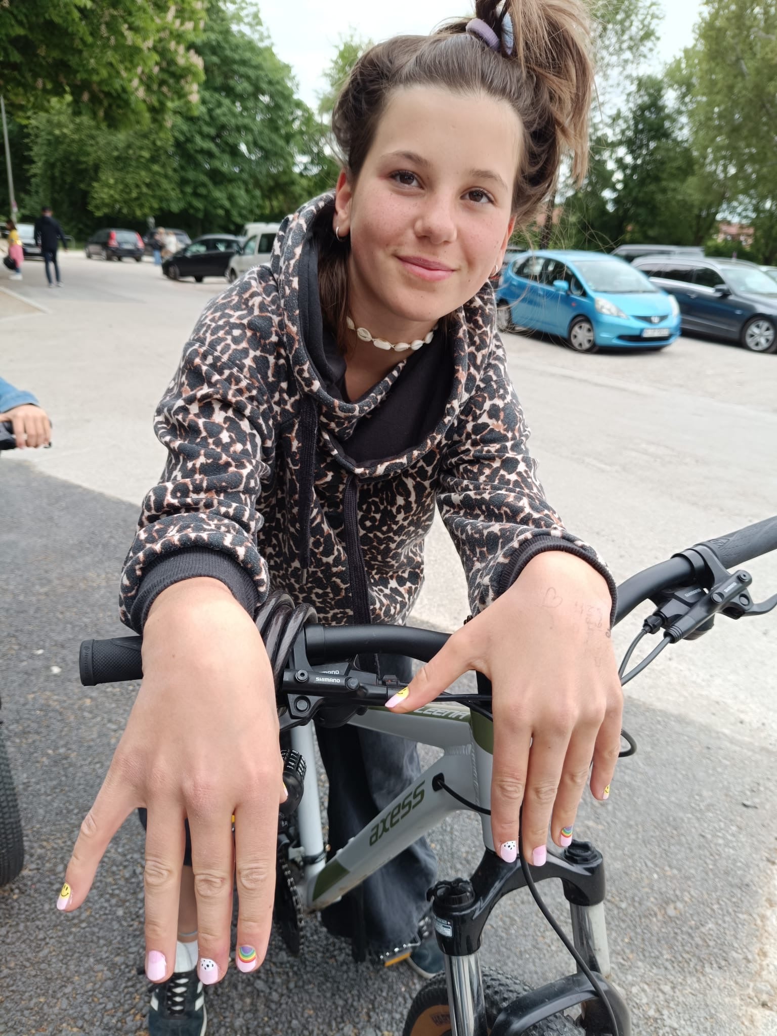 Nahaufnahme eines Kindes mit Sheesh Nails Kinder-Nagelfolien „Smiley“. Die selbstklebenden Sticker zeigen ein buntes, fröhliches Design mit kleinen Smileys und Pastellfarben. Das deckende Finish sorgt für einen lebhaften Look, der Spaß und Kreativität ausdrückt. Die Folien sind leicht anzubringen, hautfreundlich, ungiftig und lassen sich rückstandsfrei wieder entfernen – ideal für farbenfrohe Kinder-Maniküren.