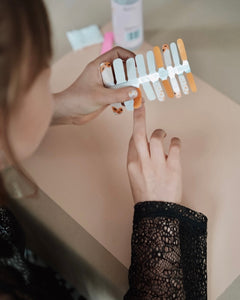 Nahaufnahme eines Kindes mit Sheesh Nails Kinder-Nagelfolien „Panda“. Die Nägel sind mit süßen Pandabären-Designs in Weiß und Grün verziert. Das Motiv wirkt freundlich und verspielt, perfekt für eine fröhliche, kindgerechte Maniküre. Die Folien sind hautfreundlich, ungiftig und leicht anzubringen – ideal für kreative Kinder-Maniküren mit Tiermotiven.