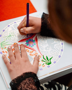 Nahaufnahme einer Kinderhand mit Sheesh Nails Kinder-Nagelfolien „Sonnenblume“. Die selbstklebenden Sticker zeigen ein fröhliches Design mit orangefarbenen und weißen Streifen sowie kleinen Sonnenblumenmotiven. Das verspielte Muster sorgt für einen sommerlichen, kindgerechten Look. Die Folien sind hautfreundlich, ungiftig und leicht anzubringen – ideal für kreative Kinder-Maniküren mit Blumenmotiven.