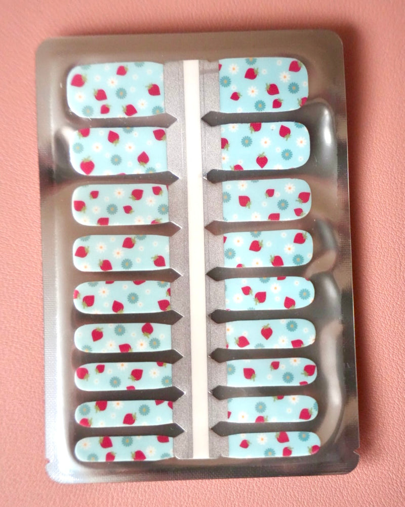 sheesh-nails-kinder-nagelfolien-Sheesh Nails Kinder-Nagelfolien „Süßes Früchtchen“ bringen sommerlich-fruchtige Motive auf kleine Nägel. Das verspielte Design mit roten Erdbeeren auf hellblauem Hintergrund sorgt für gute Laune und macht jede Kinder-Maniküre zu einem fröhlichen Hingucker. Die selbstklebenden Folien sind vollflächig bedruckt, deckend und lassen sich kinderleicht aufkleben und rückstandsfrei wieder entfernen – ganz ohne UV-Lampe oder zusätzliche Hilfsmittel. Hautfreundlich, ungiftig und perfek
