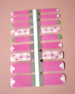 Sheesh Nails Kinder-Nagelfolien „Süßes Früchtchen“ bringen sommerlich-fruchtige Motive auf kleine Nägel. Das verspielte Design mit roten Erdbeeren auf hellblauem Hintergrund sorgt für gute Laune und macht jede Kinder-Maniküre zu einem fröhlichen Hingucker. Die transparenten Sticker-Folien lassen sich kinderleicht aufkleben und rückstandsfrei wieder entfernen – ganz ohne UV-Lampe oder zusätzliche Hilfsmittel. Hautfreundlich, ungiftig und perfekt für kreative kleine Nail-Artists, die Spaß an Farbe und Fantasi