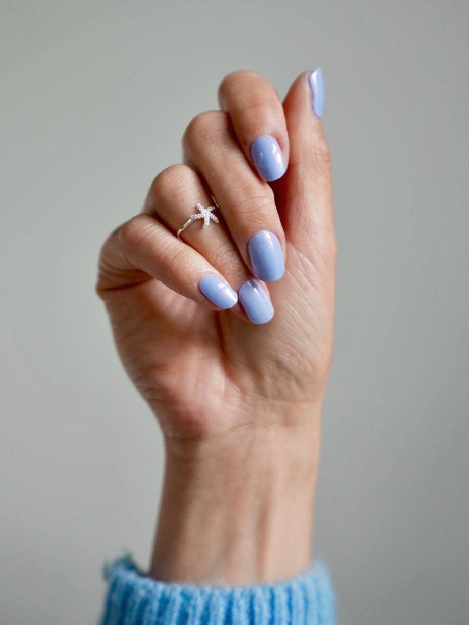 Nahaufnahme einer Hand mit den Sheesh Nails Nagelfolien „Blue Sky“. Die UV-Folien zeigen ein gleichmäßig deckendes Design in zartem Hellblau mit glänzendem Finish. Das elegante, klare Farbkonzept sorgt für einen modernen Look, ideal für gepflegte Nägel mit einem Hauch von Frische. Hautfreundlich und perfekt für das tägliche Styling.
