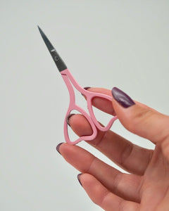 Feine Sheesh Nails Nagelschere in elegantem Rosa mit ergonomisch geformten Griffen in Herzform. Ideal zum präzisen Kürzen von Nagelfolien, Cuticles und Feinarbeiten bei Maniküre und Pediküre. Die handliche Schere überzeugt durch hochwertige Verarbeitung, präzise Schneiden und ein modernes Beauty-Design – perfekt für den professionellen oder privaten Gebrauch.